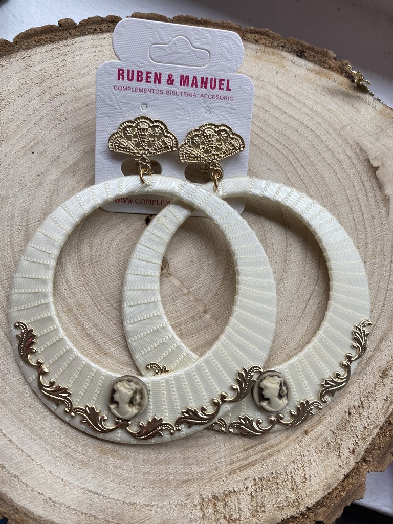 Pendiente flamenca beige