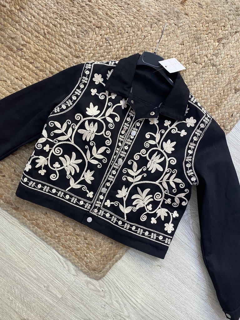 Chaqueta vaquera bordada